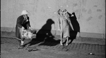Titelbild der Zeithistorischen Forschungen 1/2026: Szene an der Berliner Mauer aus dem Film »Bildnis einer Trinkerin« von 1979 (Darstellerinnen: Lutze, Tabea Blumenschein) (Foto: Ulrike Ottinger)