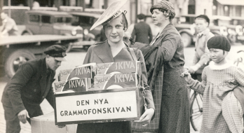 Verkauf der „Platte der Woche“ auf der Södra Blasieholmskajen vor dem Grand Hotel in Stockholm