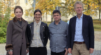 Laura Haßler mit ihren Gutachtern auf dem Gelände der Universität Potsdam.