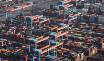 Container und Kräne am Terminal Altenwerder des Hamburger Hafens.