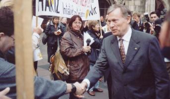 Der damalige Bundespräsident Horst Köhler schüttelt die Hand eines Demonstranten.