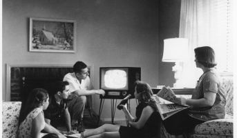 Family watching television in their home, c. 1958; Foto: Evert F. Baumgardner - National Archives and Records Administration.