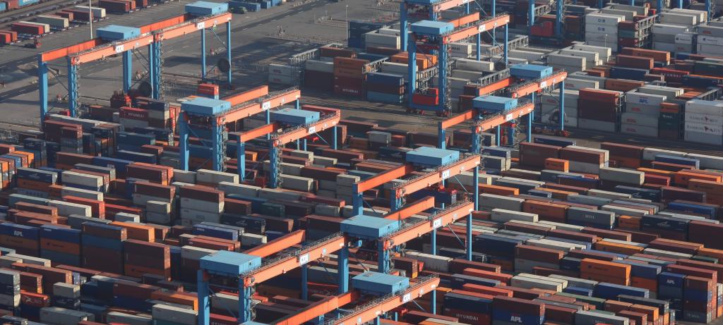 Container und Kräne am Terminal Altenwerder des Hamburger Hafens.