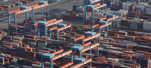 Container und Kräne am Terminal Altenwerder des Hamburger Hafens.