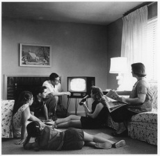 Family watching television in their home, c. 1958; Foto: Evert F. Baumgardner - National Archives and Records Administration.