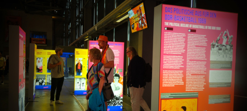 Blick in die Ausstellung über Basketball vor und nach 1989 in der Max-Schmeling-Halle in Berlin