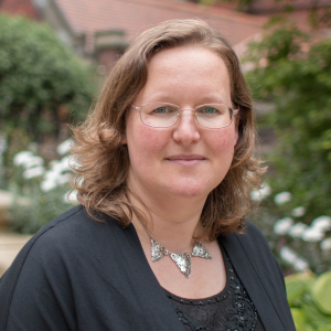 Portraitfoto von Pofessor Dr Susannah Eckersley, Gstwissenschaftlerin am ZZF Potsdam in 2026.