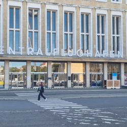 Das Bild zeigt den Eingang des Hauptgebäudes des ehemaligen Flughafens Berlin-Tempelhof, Aufnahme 20925, Foto: Marion Schlöttke