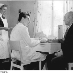 LPG Groß-Kiesow, Beratung in der Krankenstation (Foto: Bundesarchiv, Bild 183-79217-0013 / CC-BY-SA 3.0 via Wikimedia Commons)