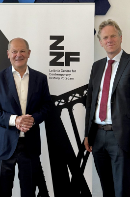 Bundeskanzler a.D. Olaf Scholz und ZZF-Direktor Frank Bösch im Juni 2025 im ZZF Potsdam