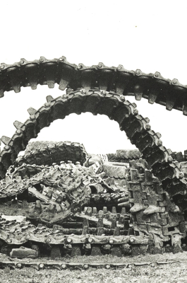 Schwarz-weiß-Foto ausgedienter Panzerketten.