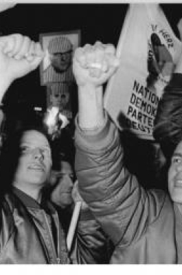Das Bild zeigt demonstrierende Neonazis 1990 in Leipzig.